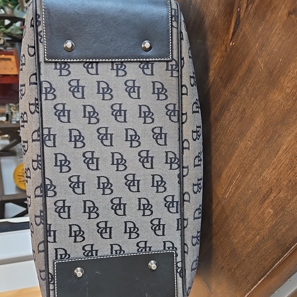 Vintage Dooney And Bourke Signature Canvas And Leather Bag Magnetic Closure - Picture 3 of 11